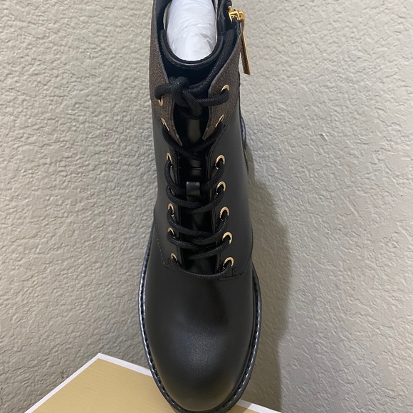 New Michael Kors Women's Aniya Side-Zip Ankle Combat Booties - Picture 4 of 5